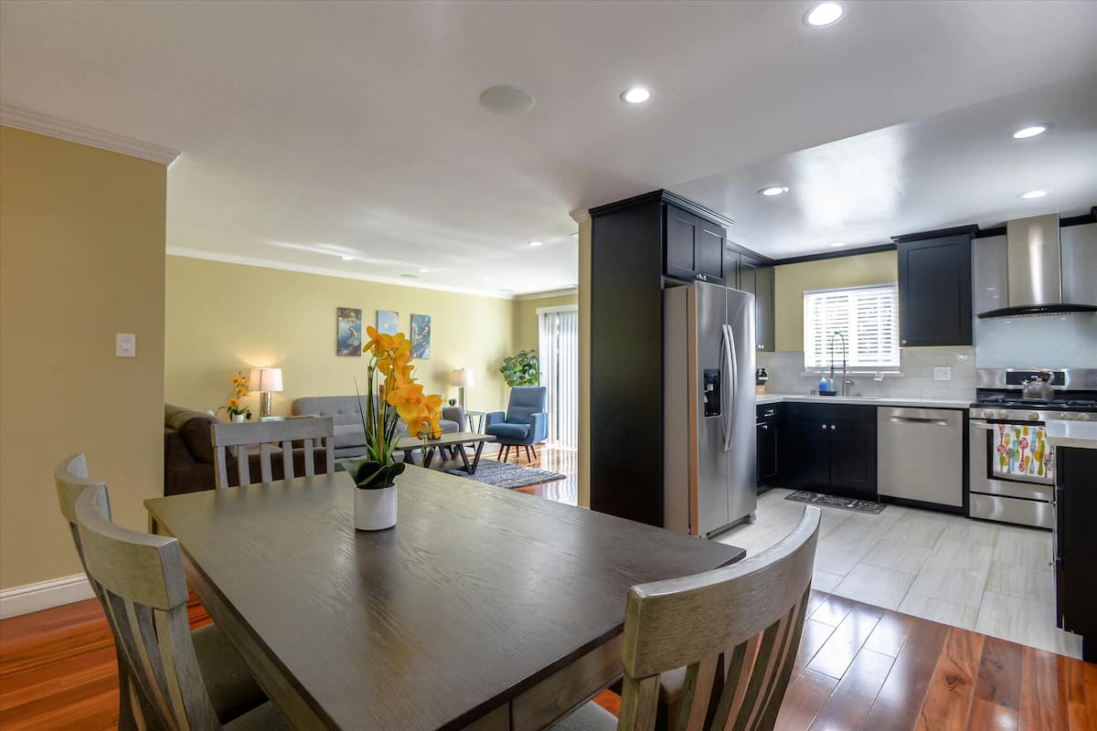 Home in Mountain View · ★5.0 · 5 bedrooms · 5 beds · 4 baths - Image 11