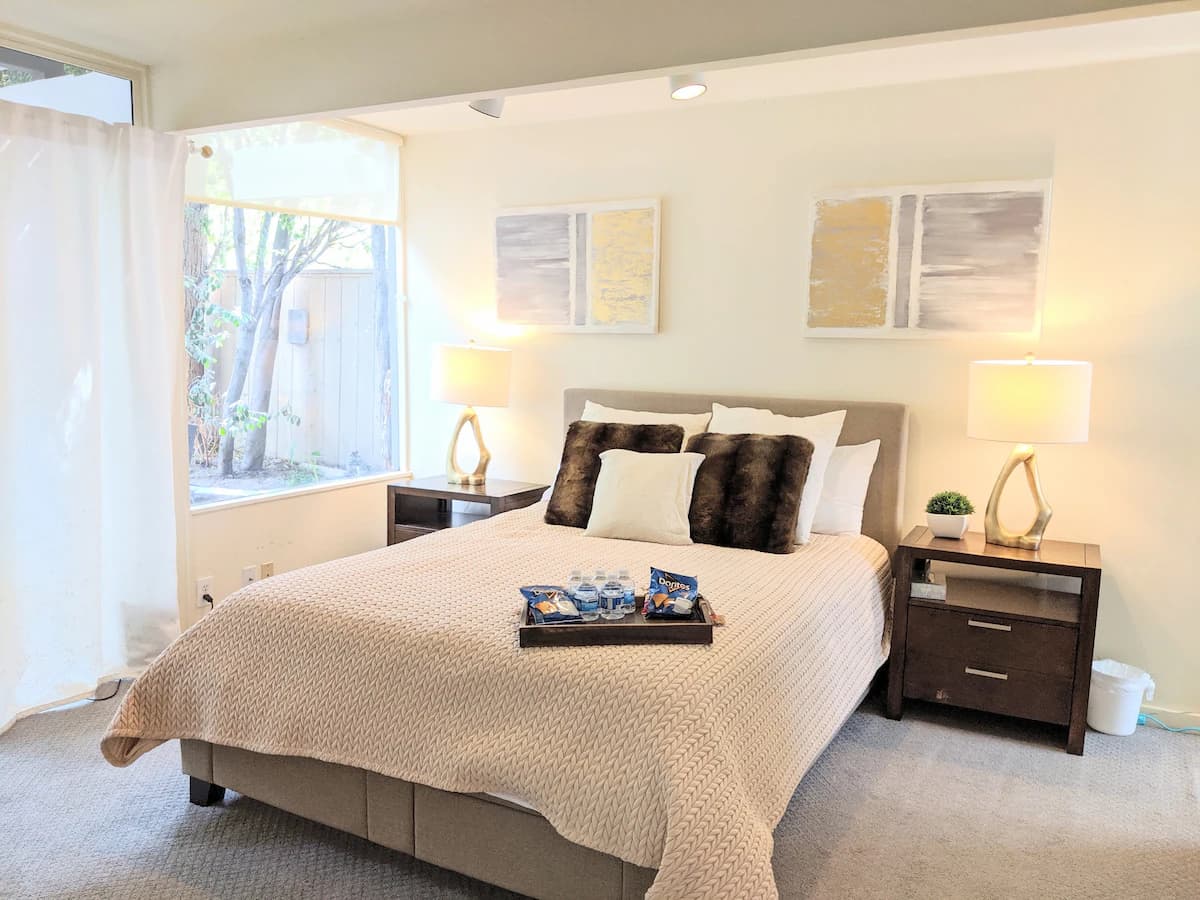 Home in Palo Alto · ★4.74 · 7 bedrooms · 9 beds · 4 baths - Image 21