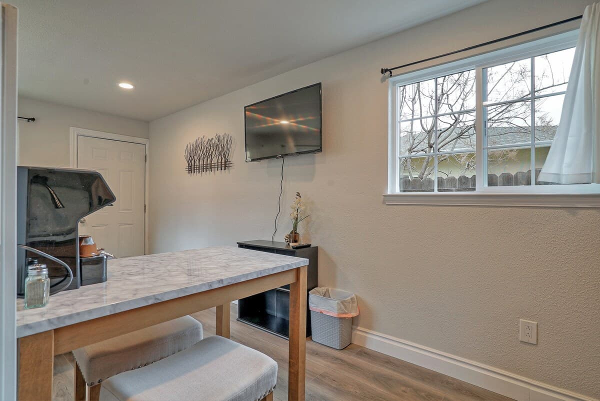 Home in Mountain View · ★4.88 · 4 bedrooms · 6 beds · 3.5 baths - Image 16