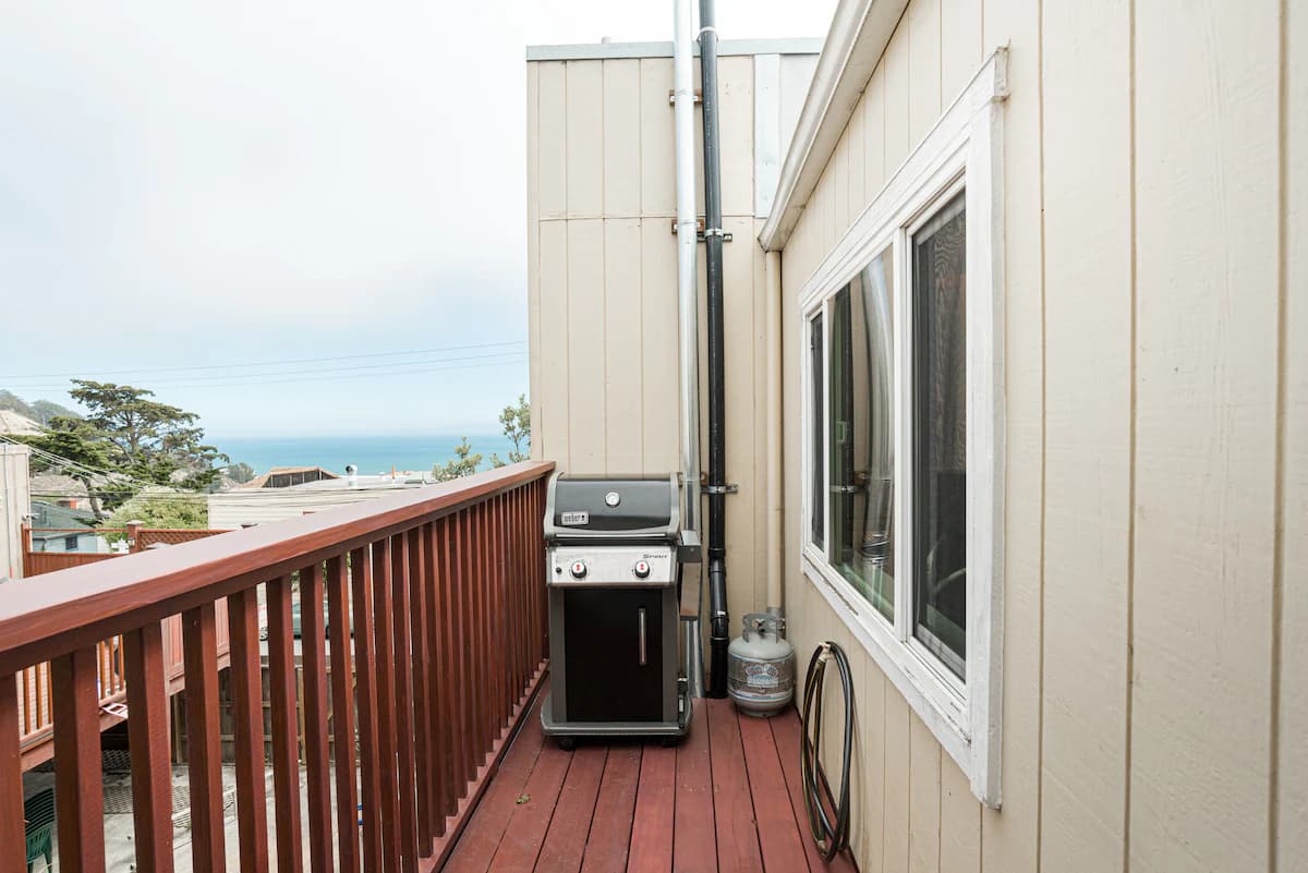 Bay & Mountain Views, Hot Tub, Shared Upper Floor - Photo 19