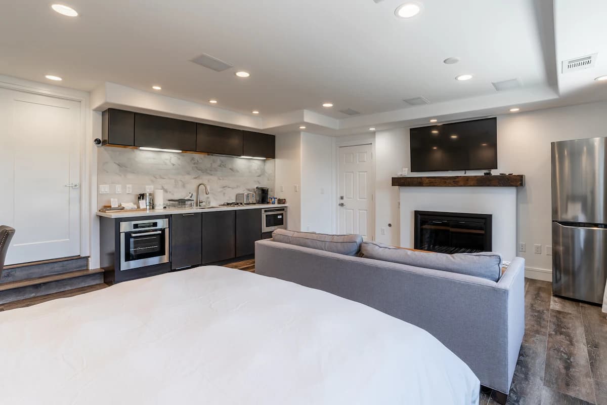 Home in East Palo Alto · ★4.86 · Studio · 1 bed · 1 bath - Image 5
