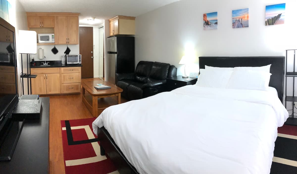 Condo in Honolulu · ★4.86 · Studio · 1 bed · 1 private bath - Photo 2