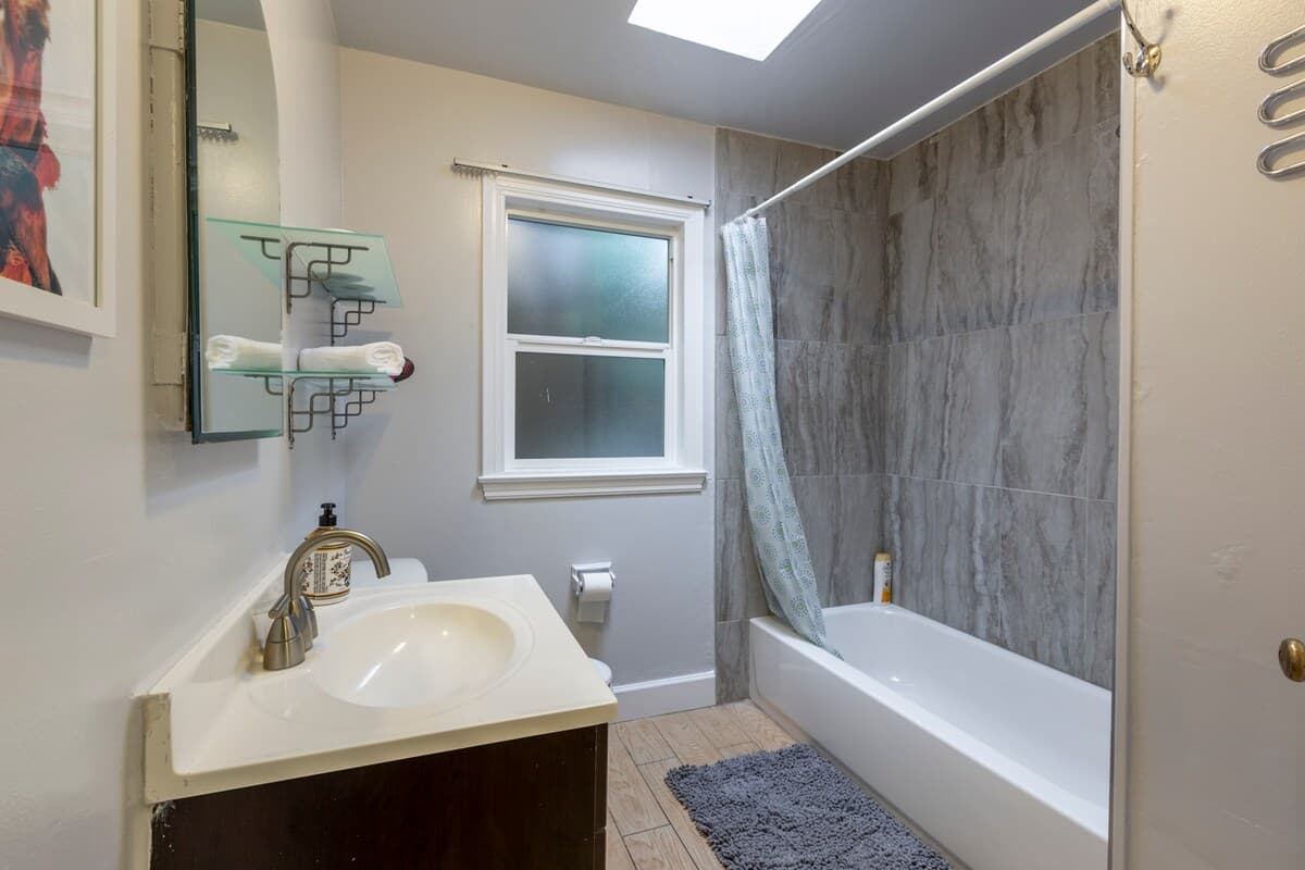 Home in Redwood City · ★4.6 · 3 bedrooms · 5 beds · 2 baths - Image 9