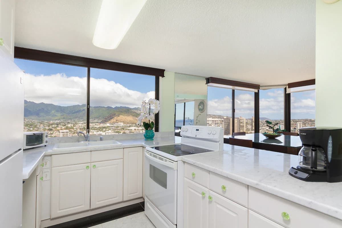 Condo in Honolulu · ★4.55 · 2 bedrooms · 4 beds · 2 private baths - Image 8
