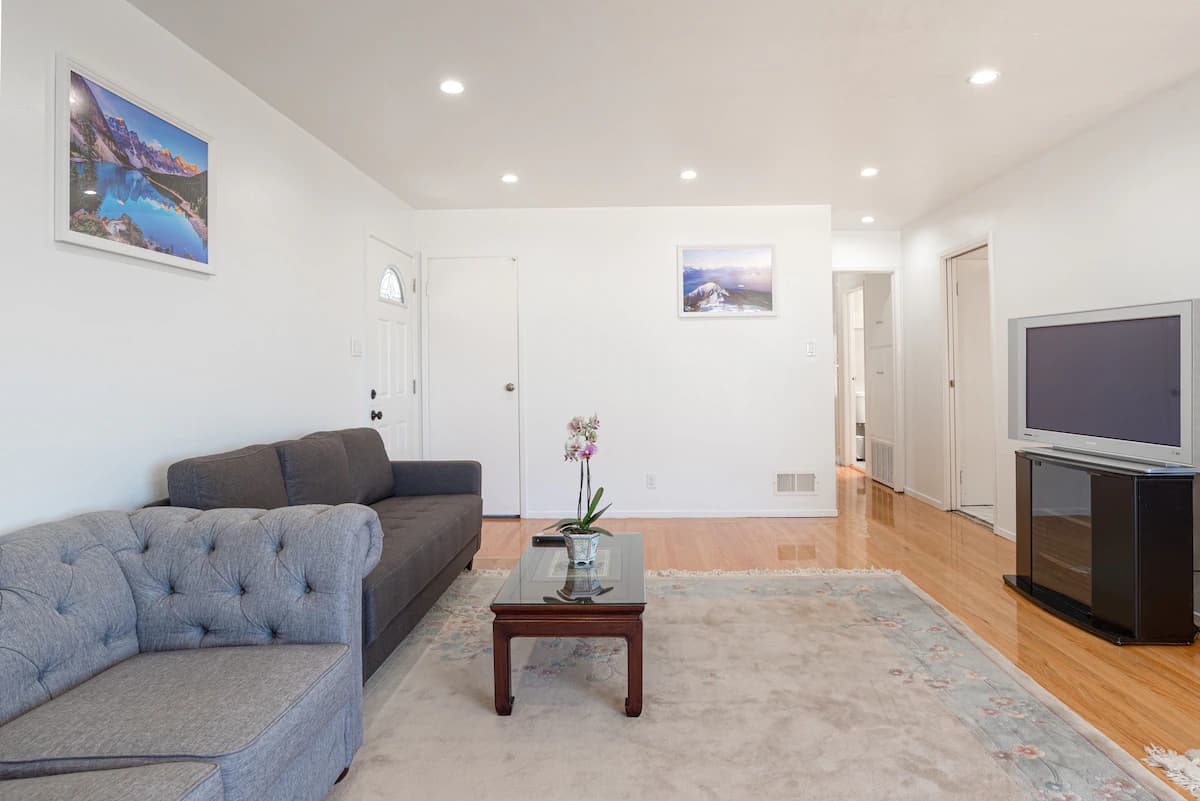 Home in Daly City · ★4.93 · 3 bedrooms · 4 beds · 2 baths - Image 5
