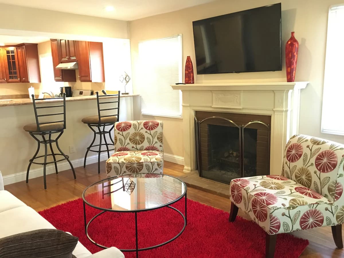 Home in Redwood City · ★4.96 · 2 bedrooms · 2 beds · 2 baths - Image 2