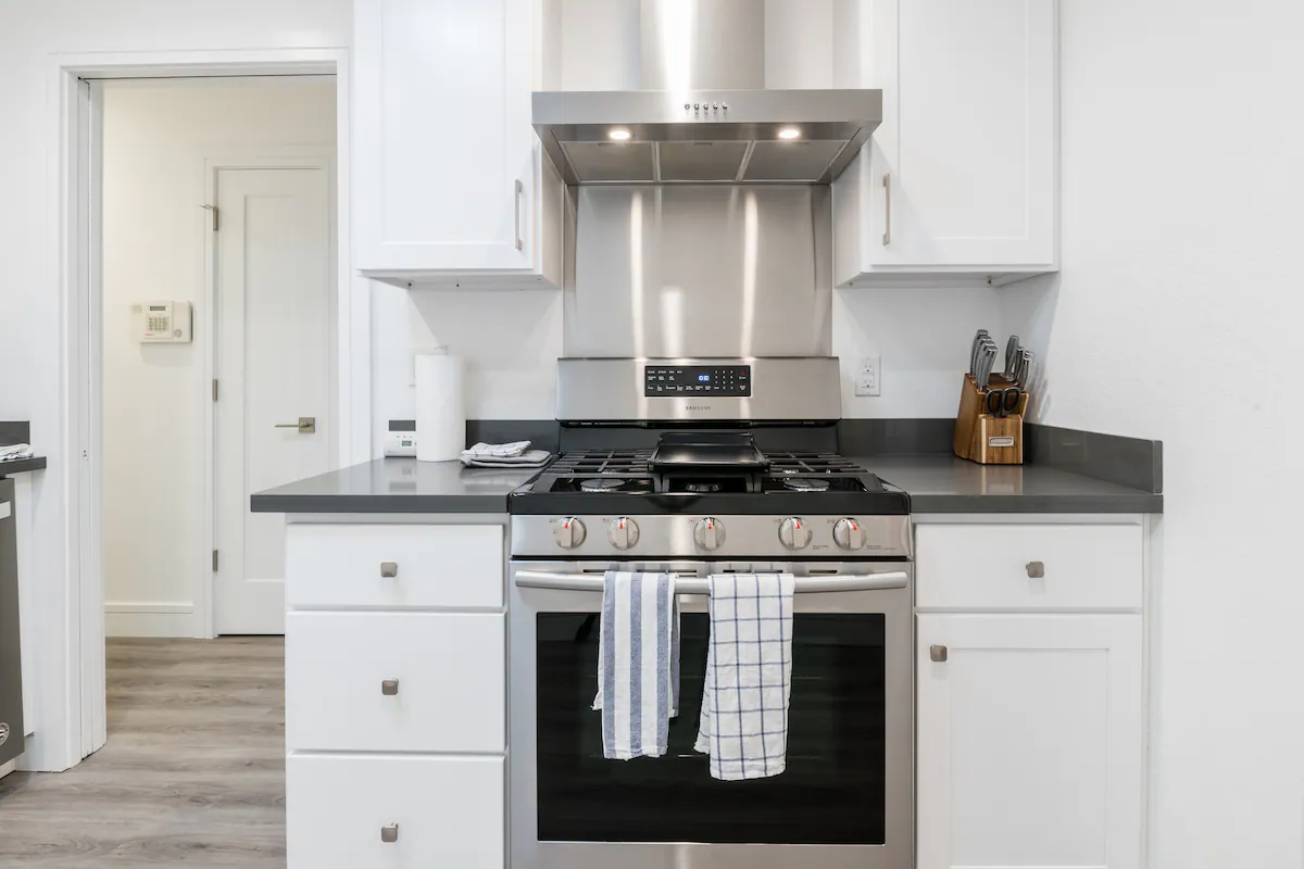 Home in East Palo Alto · ★4.88 · 3 bedrooms · 3 beds · 1.5 baths - Image 9