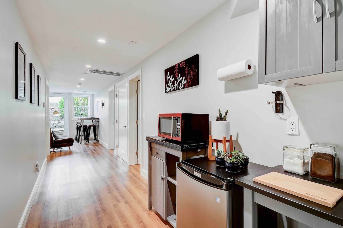 Two Bedroom SF Suite with Private Entrance - Photo 4