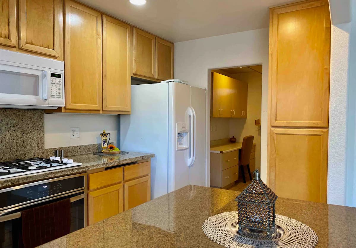 Home in East Palo Alto · ★4.79 · 4 bedrooms · 5 beds · 2.5 baths - Image 8