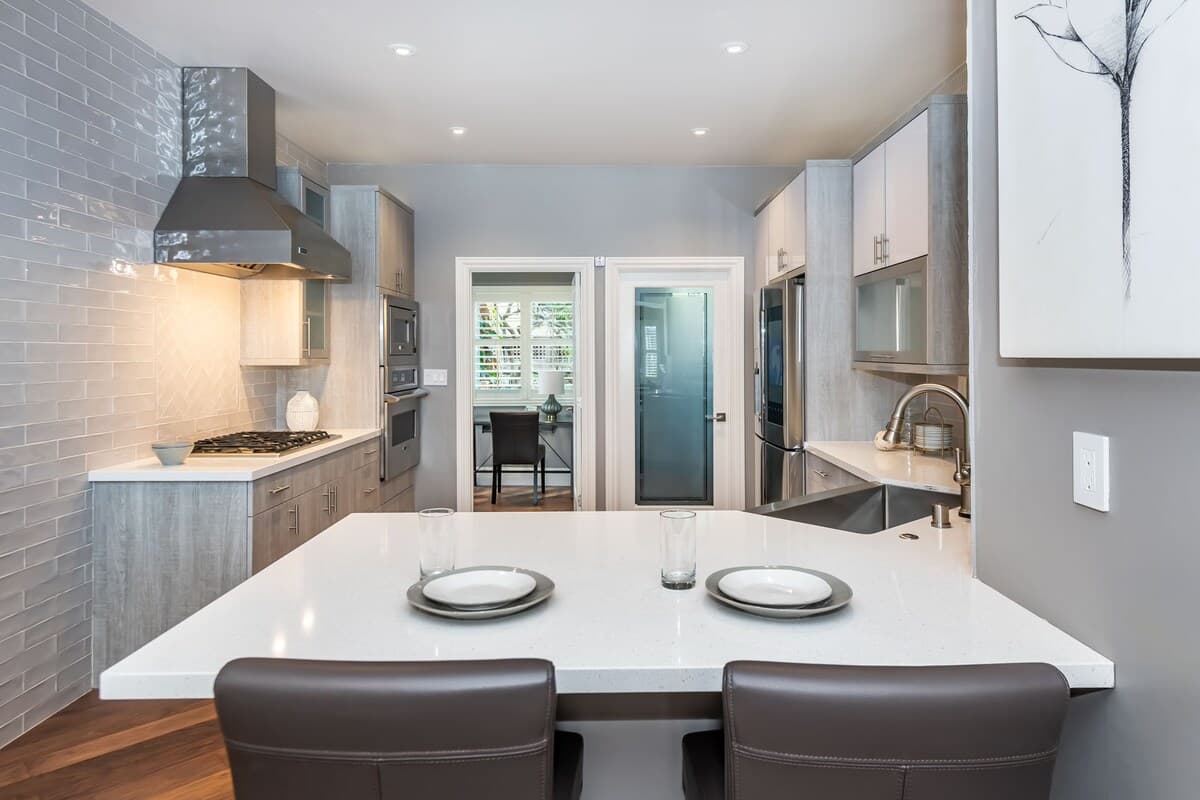Edwardian 2BR with Chef's Kitchen & Marble Bath - Photo 7