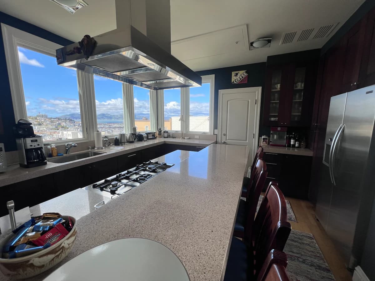 Private 2BR with 1000ft² Rooftop & 360 Views - Photo 8