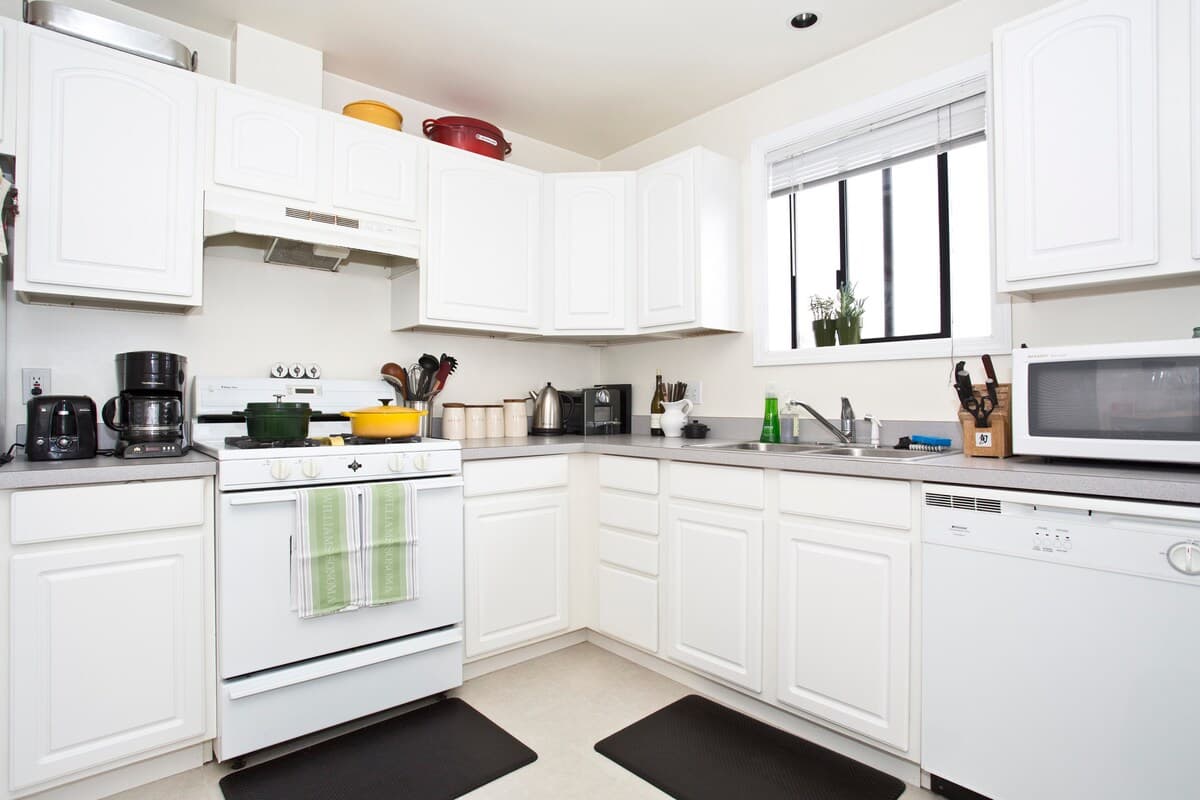 Spacious 1brm w/ breathtaking view - Photo 8