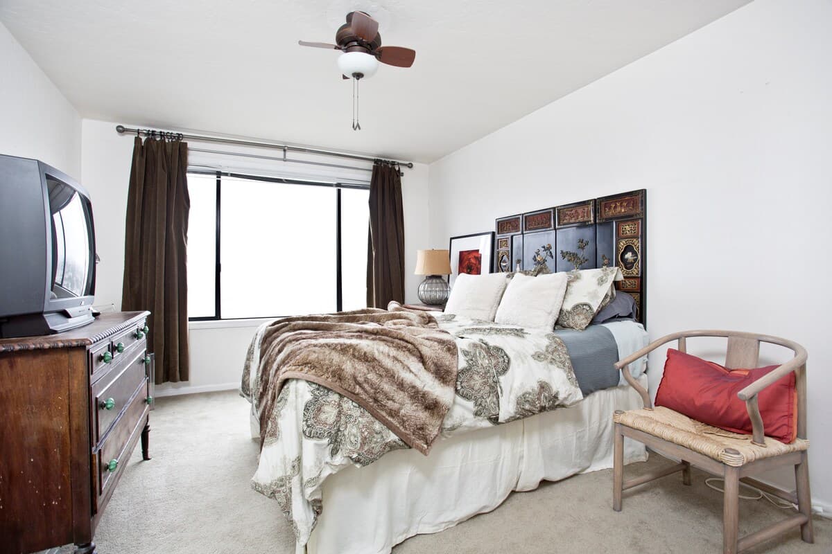 Spacious 1brm w/ breathtaking view - Photo 14