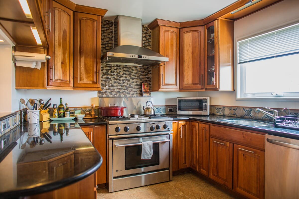 Home in Daly City · ★4.96 · 2 bedrooms · 2 beds · 1 bath - Image 4