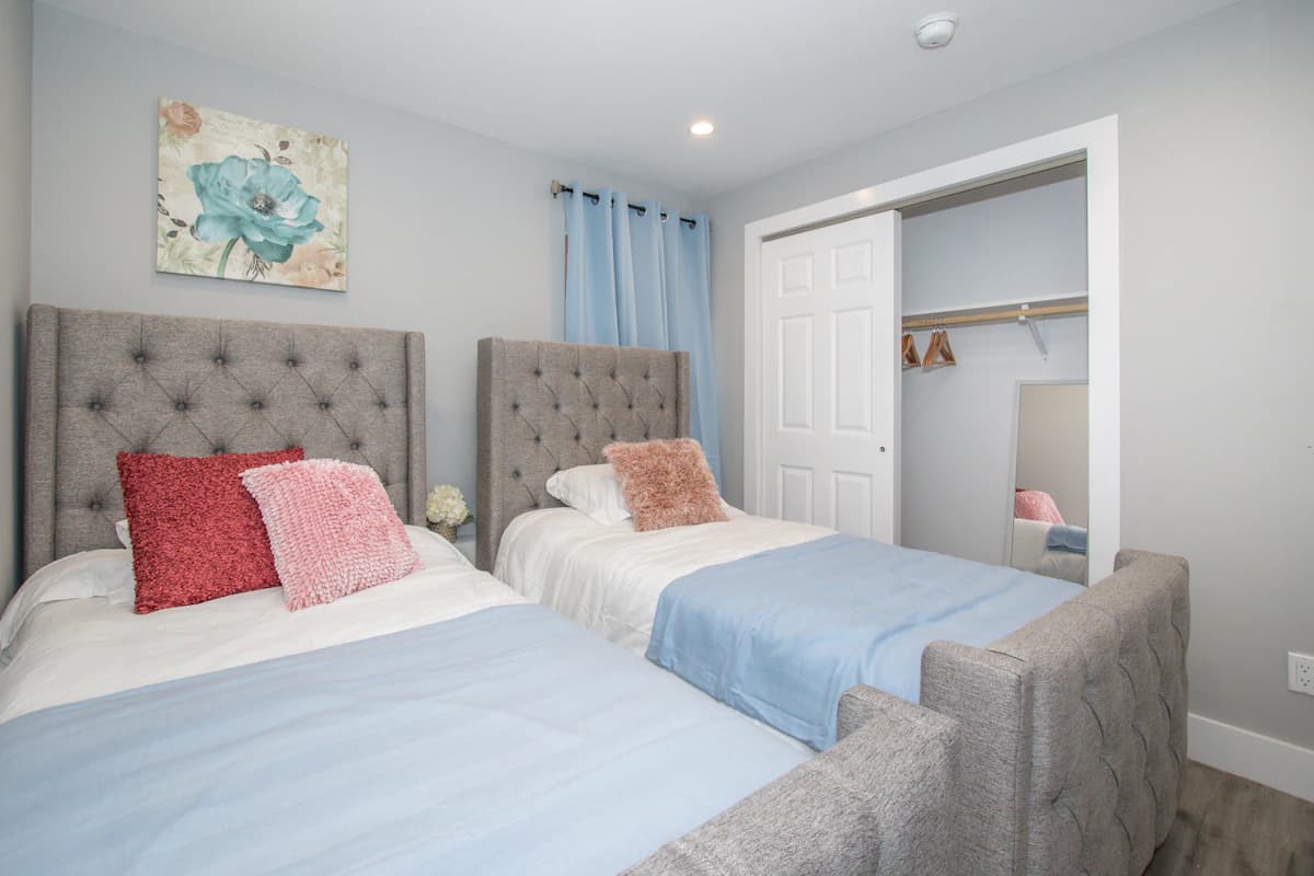 Home in Daly City · ★4.88 · 8 bedrooms · 16 beds · 5 baths - Image 15
