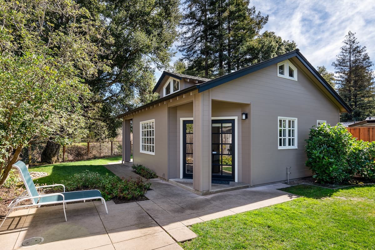 Guesthouse in Menlo Park · ★4.98 · Studio · 3 beds · 1 bath - Image 10