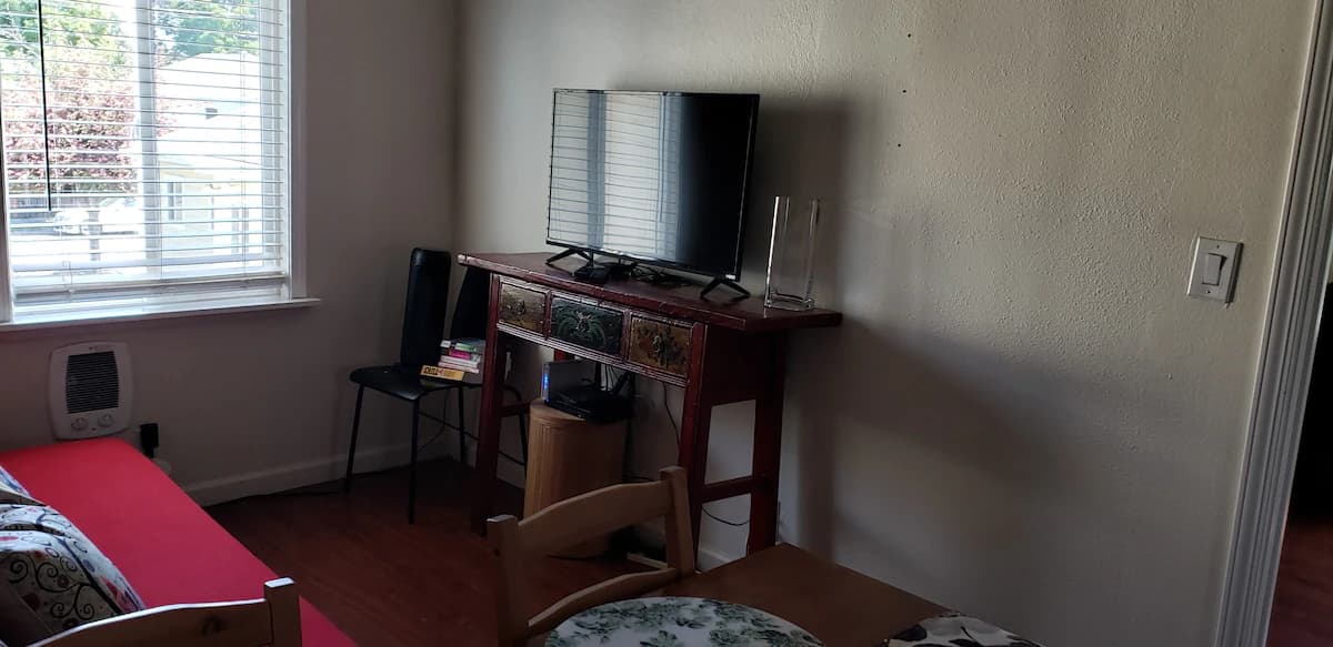 Guesthouse in Redwood City · ★4.57 · 2 bedrooms · 4 beds · 1 bath - Image 4