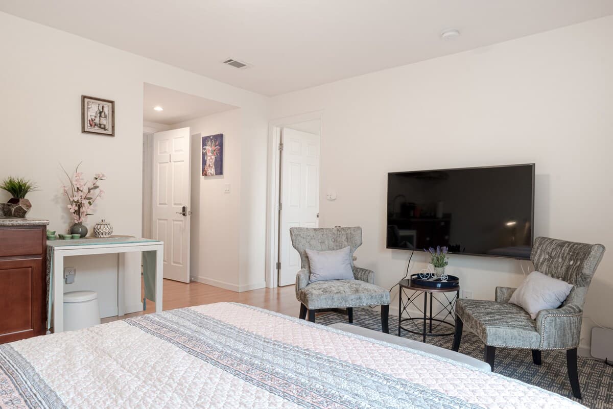 Relaxed 3B/2Ba Home with Private Parking - Photo 25