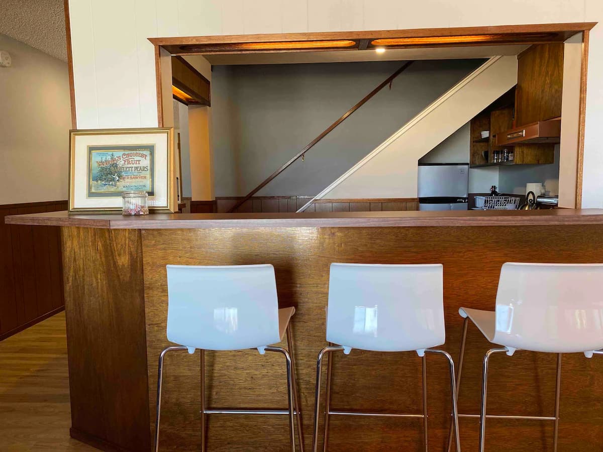 Chic, sun-drenched studio w/views and parking. - Photo 17