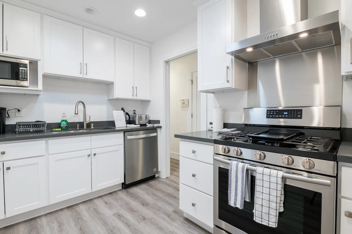Home in East Palo Alto · ★4.88 · 3 bedrooms · 3 beds · 1.5 baths - Image 8
