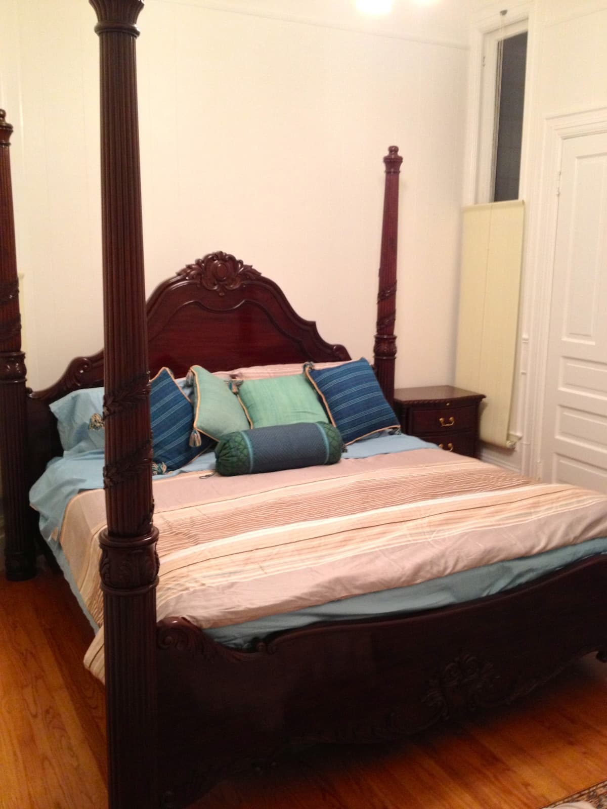 Elegant Victorian in Pacific Heights w/ Garden - Photo 14