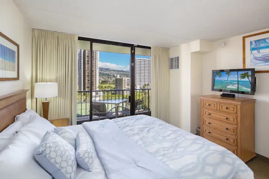 Condo in Honolulu · ★4.61 · 1 bedroom · 3 beds · 1 private bath - Image 6