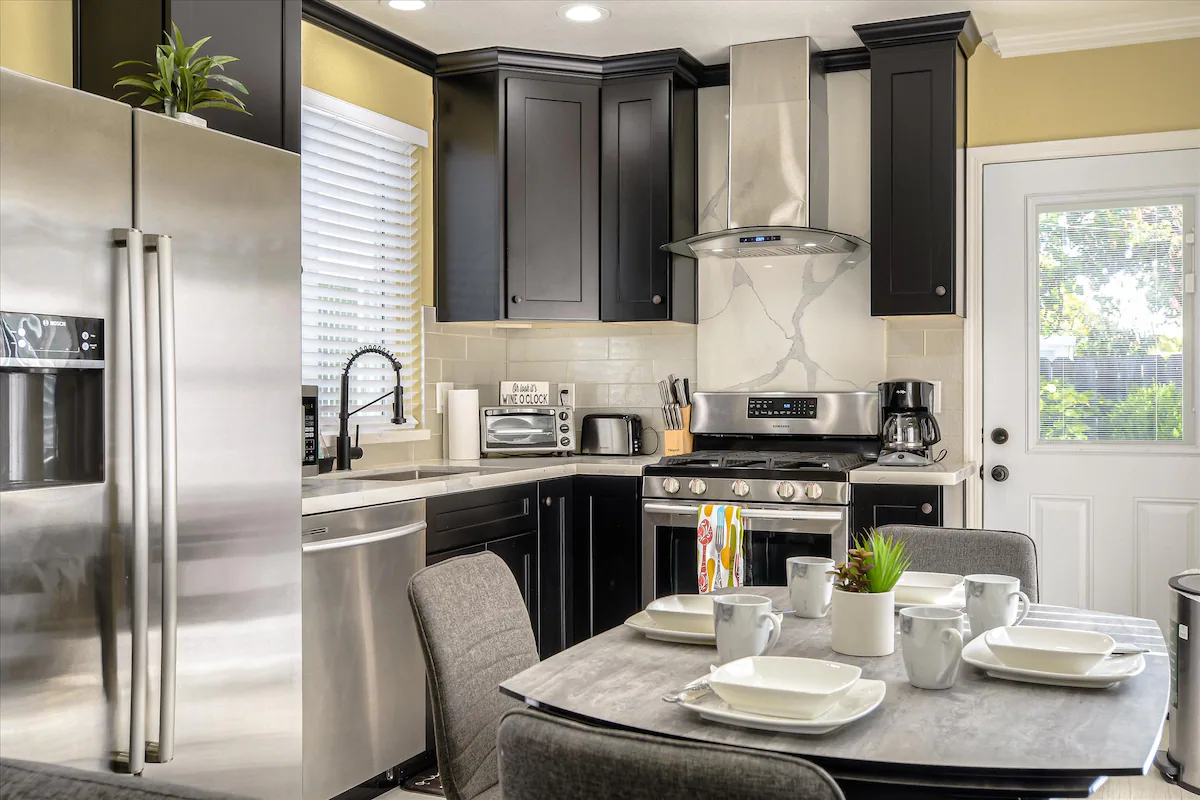 Home in Mountain View · ★5.0 · 5 bedrooms · 5 beds · 4 baths - Image 8