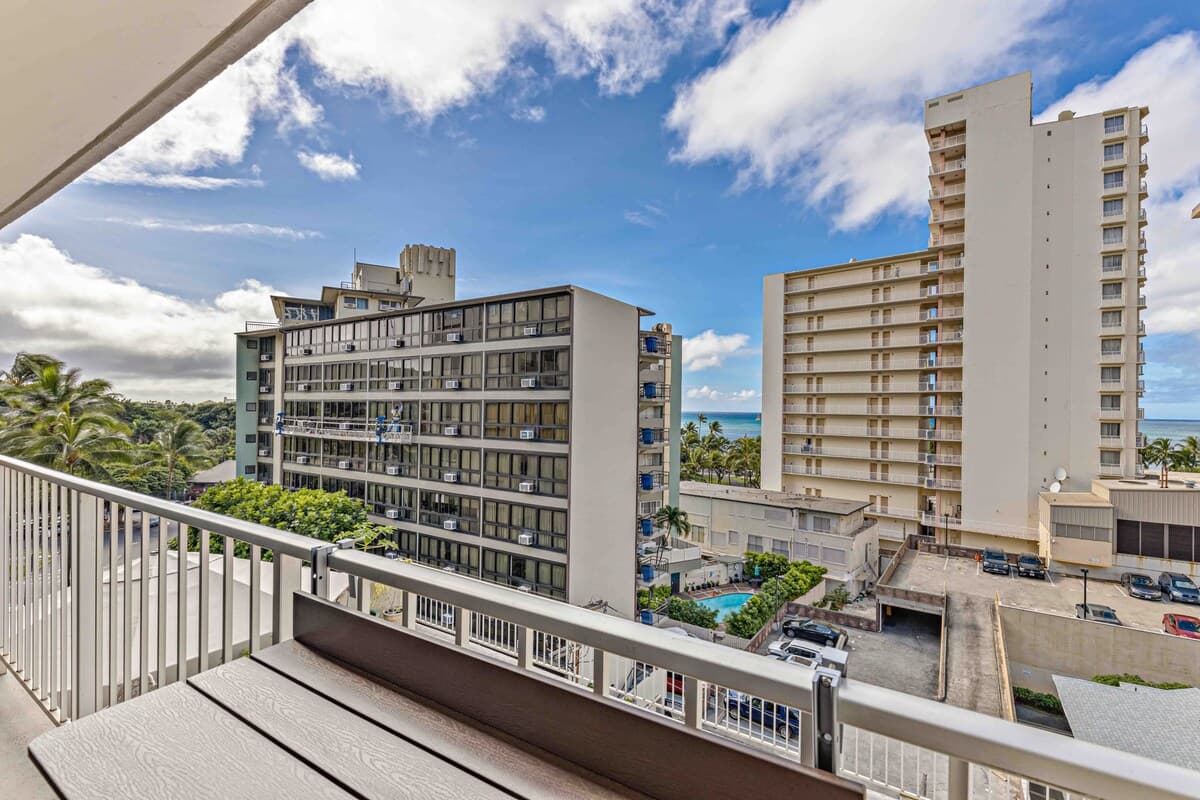 Condo in Honolulu · ★4.83 · Studio · 2 beds · 1 bath - Image 13