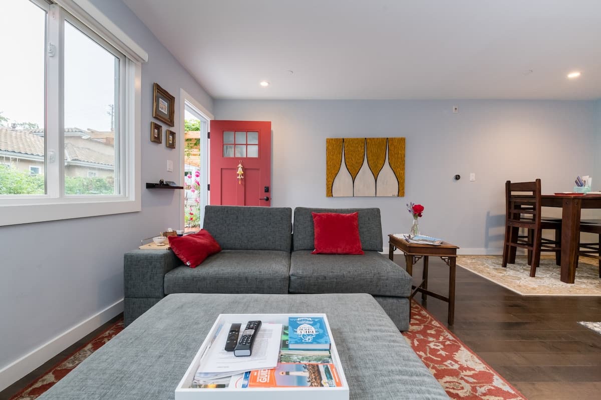 Guesthouse in Menlo Park · ★4.93 · 1 bedroom · 1 bed · 1 bath - Image 4