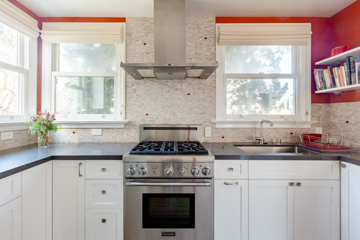 Noe Valley Victorian w/ Chef's Kitchen & Yard - Photo 10