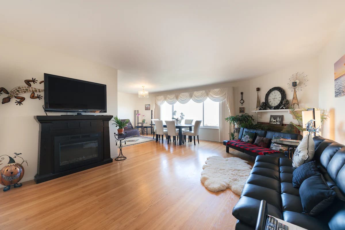 Home in Daly City · ★4.86 · 3 bedrooms · 5 beds · 2 baths - Image 4