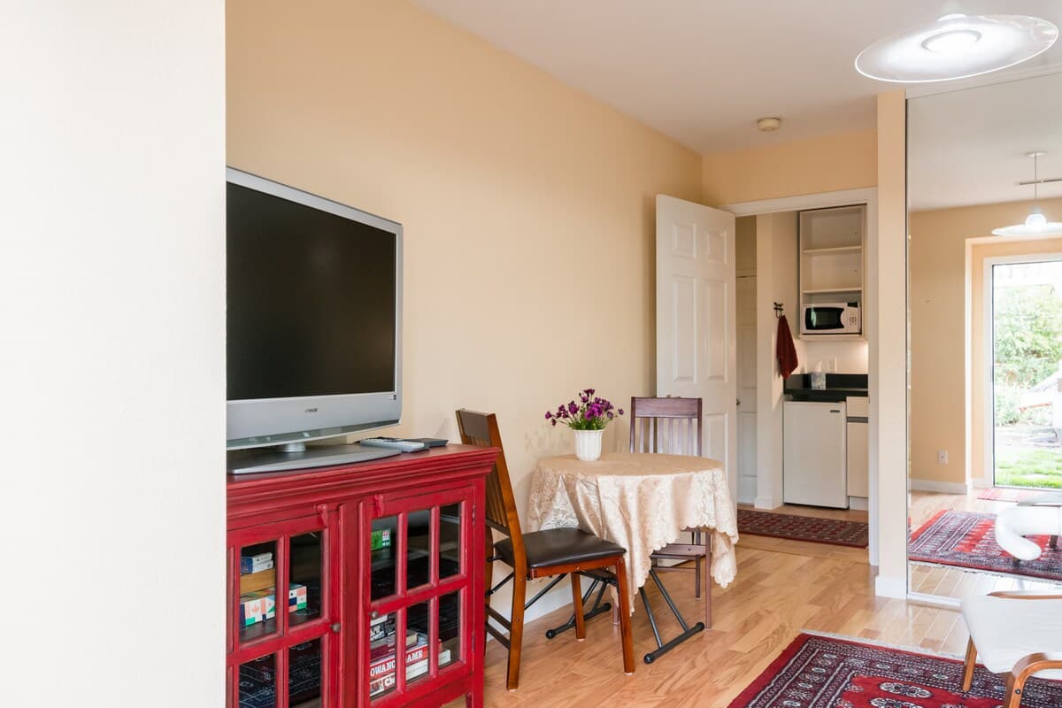 Charming guest unit in picturesque Palo Alto - Image 7