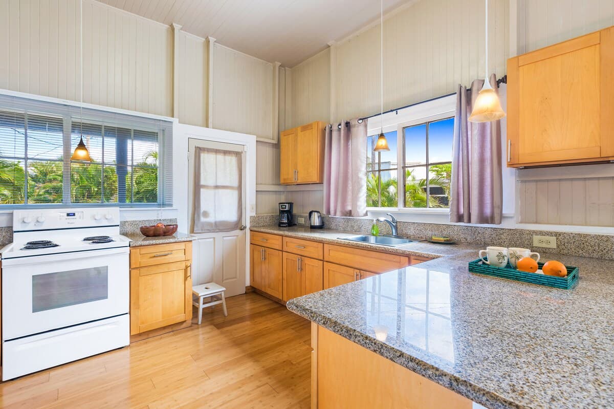 Renovated Plantation Home; Walk into Wailuku Town! - Image 11
