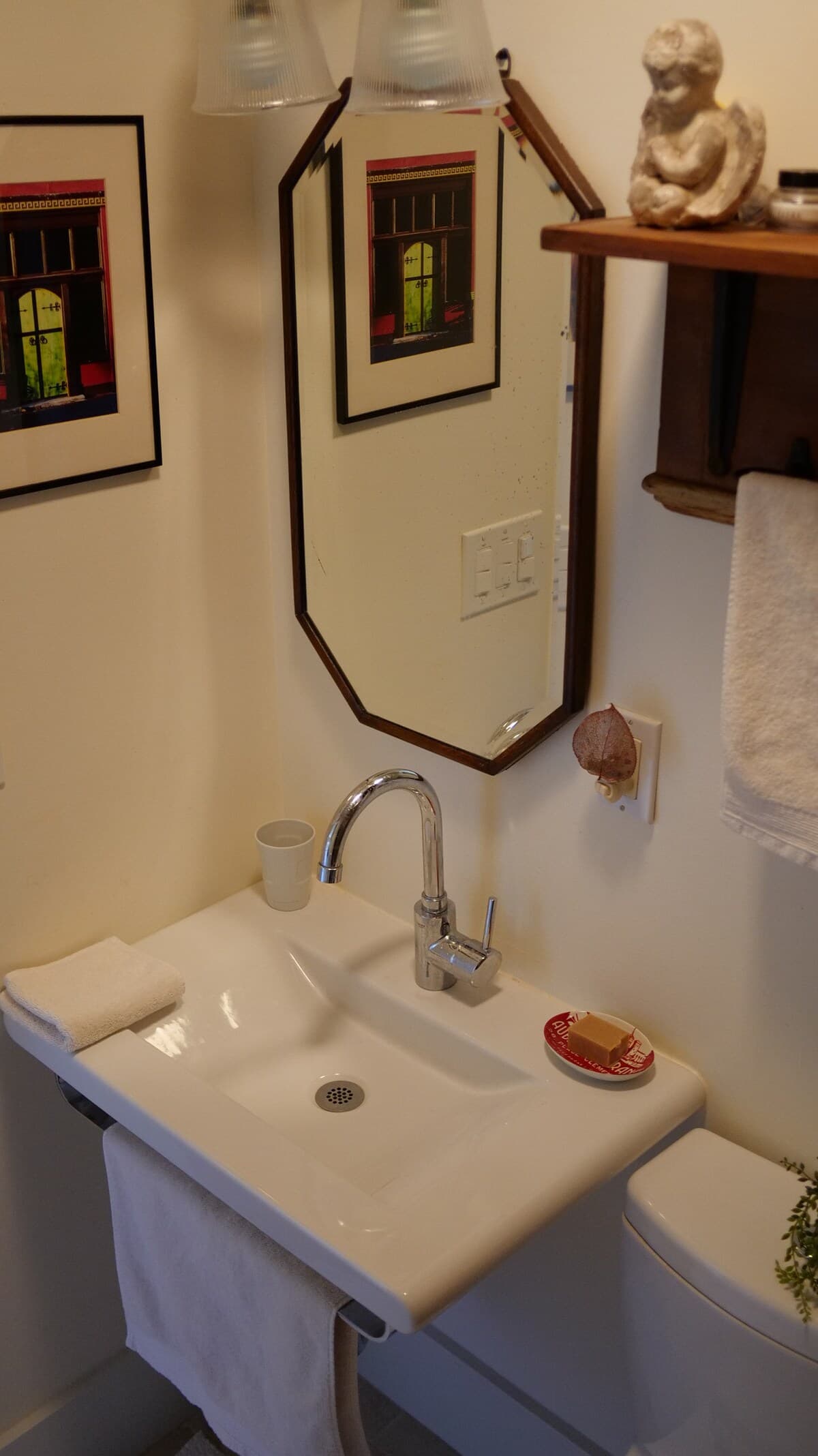 Charming Craftsman Flat, Steps to Downtown - Photo 10
