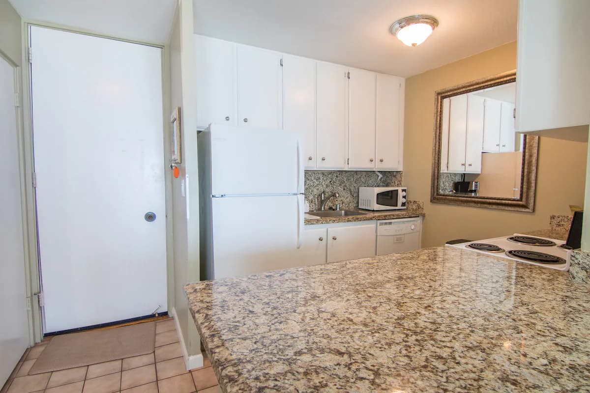 Condo in Kailua-Kona · ★4.47 · 1 bedroom · 2 beds · 1 private bath - Image 7
