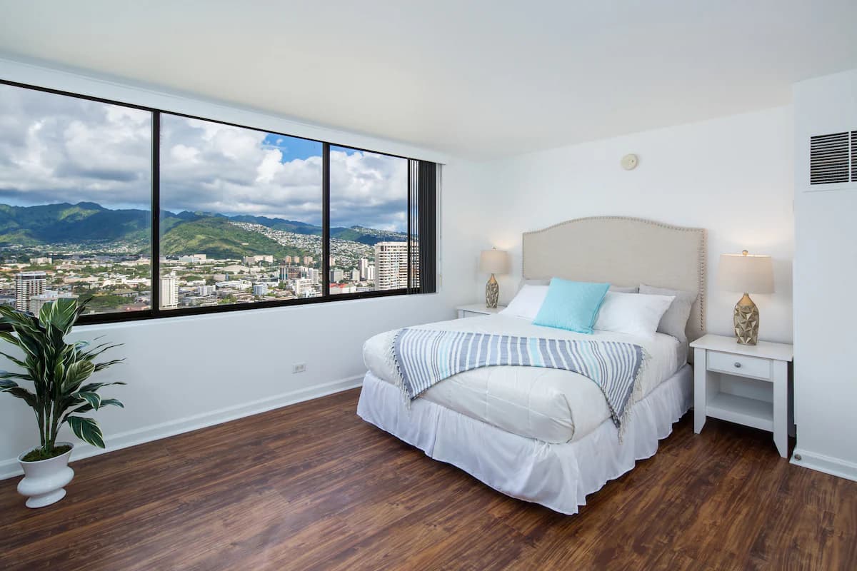 Condo in Honolulu · ★4.58 · 2 bedrooms · 5 beds · 2 private baths - Image 12