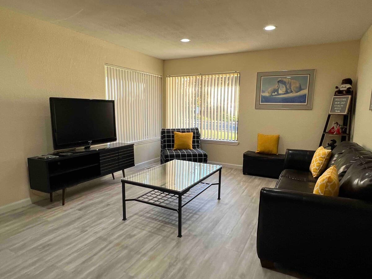 Newly Renovated Duplex Across from Park - Photo 2