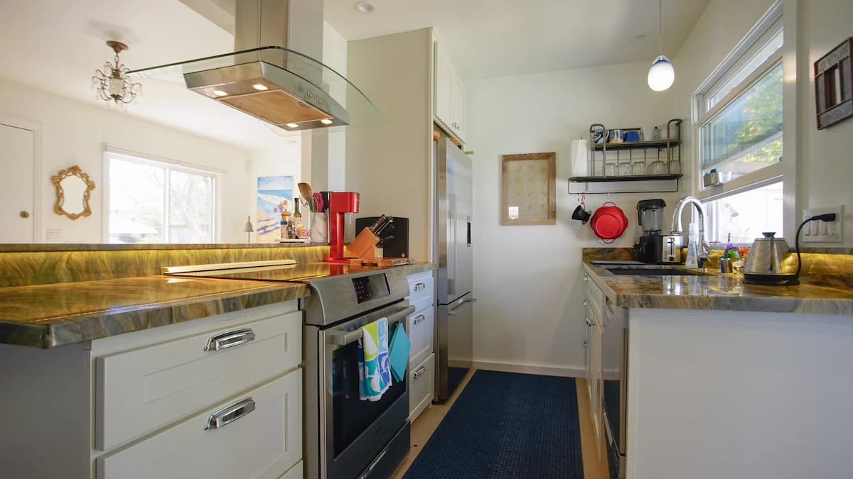 Home in Redwood City · ★4.94 · 2 bedrooms · 2 beds · 2 baths - Image 13