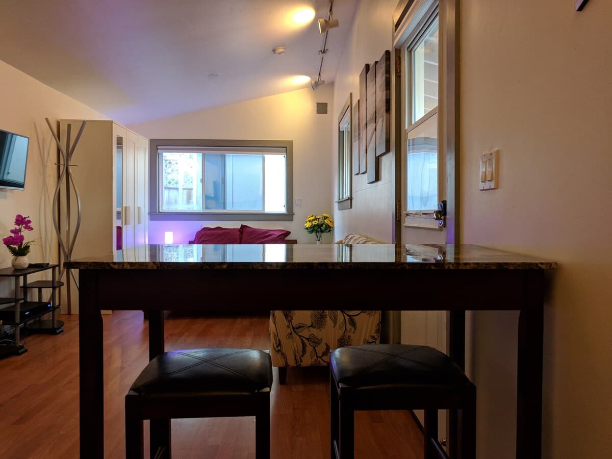 Guesthouse in Redwood City · ★4.84 · 1 bedroom · 1 bed · 1 bath - Image 5