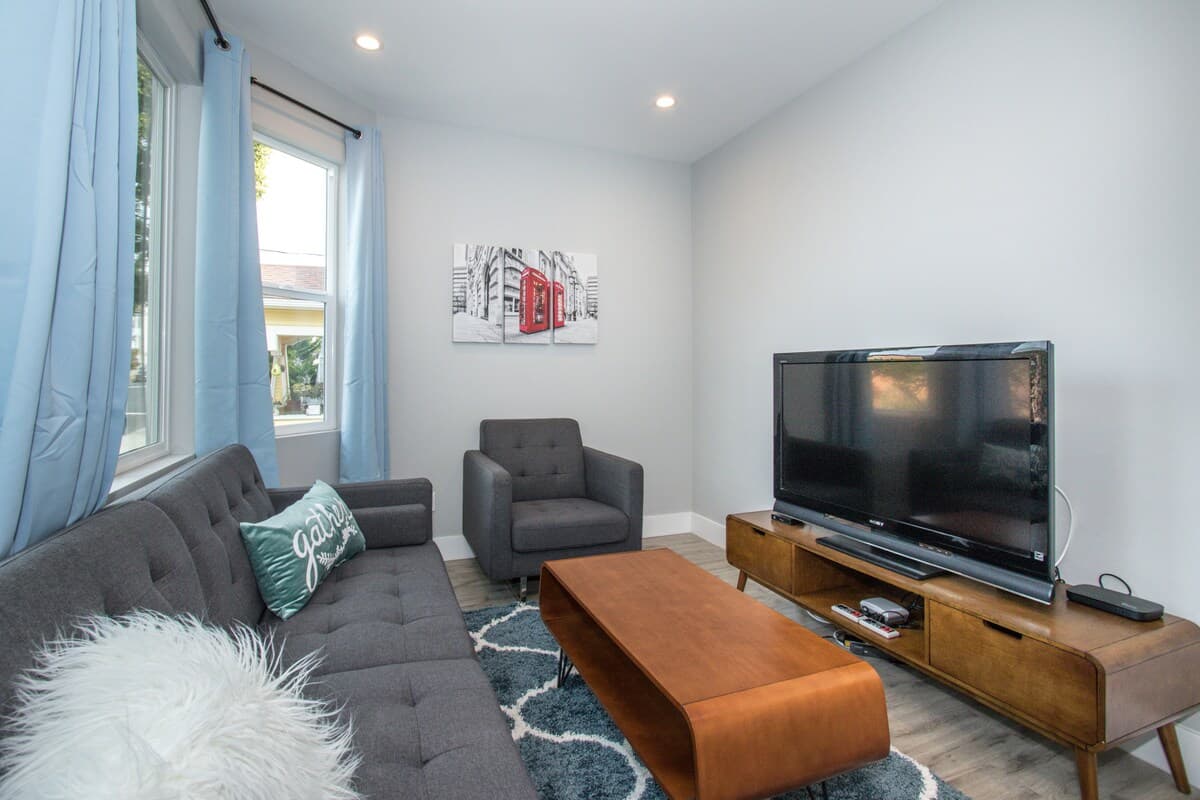 Home in Daly City · ★4.88 · 8 bedrooms · 16 beds · 5 baths - Image 2