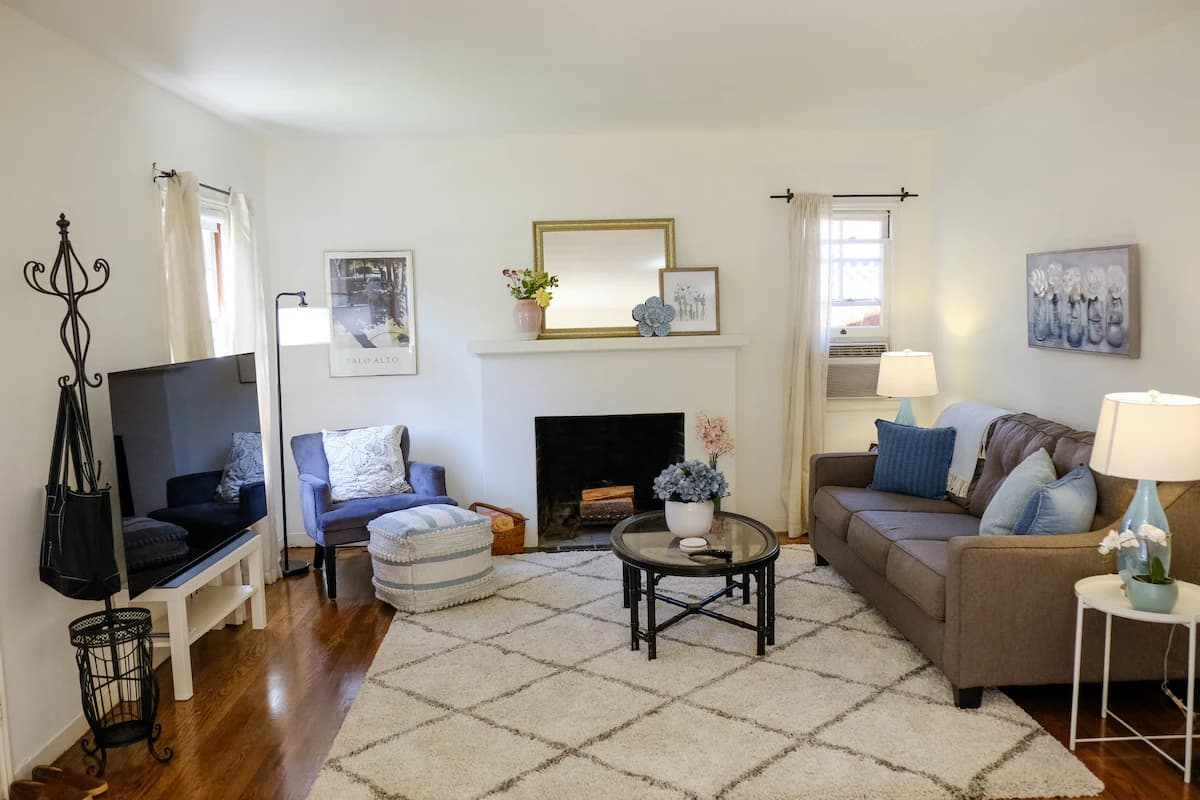 Home in Palo Alto · ★4.93 · 2 bedrooms · 4 beds · 1 bath - Image 1