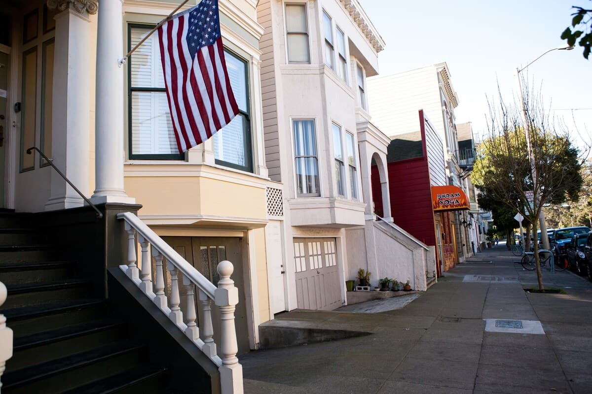 Elegant Victorian Flat in Haight - Photo 21
