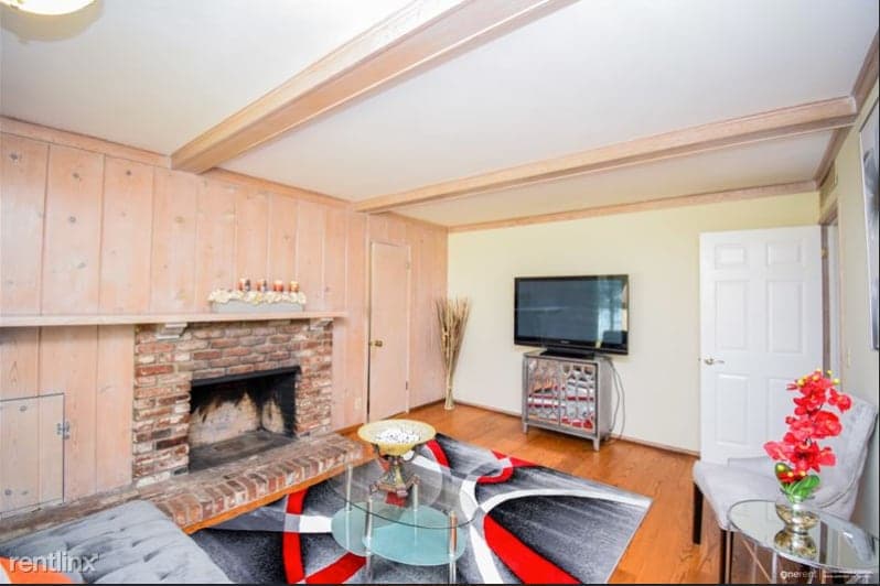 Home in Los Altos · ★4.36 · 5 bedrooms · 5 beds · 3.5 baths - Image 24
