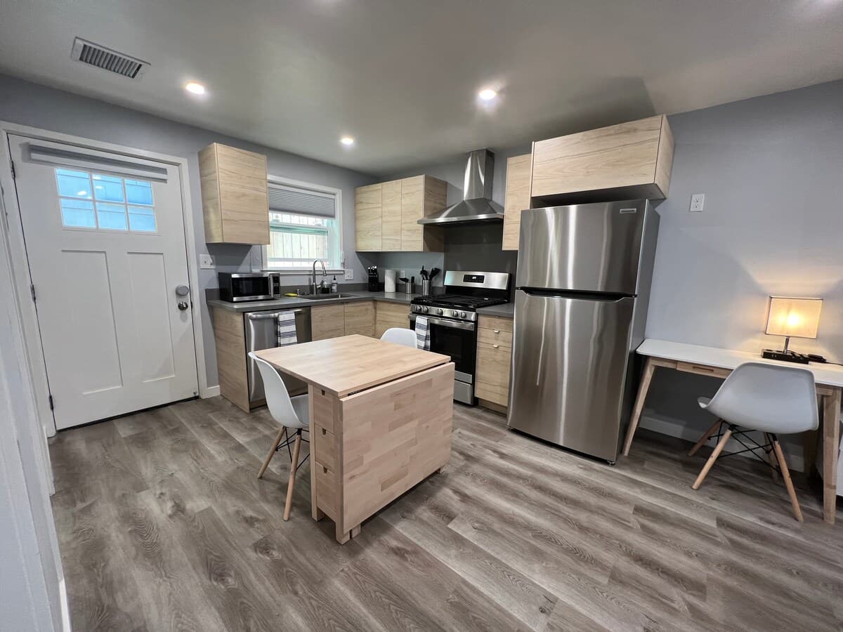 Home in East Palo Alto · ★4.97 · 1 bedroom · 2 beds · 1 bath - Image 5