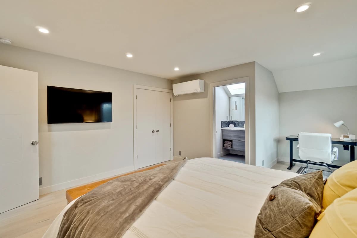 Home in Palo Alto · ★4.96 · 5 bedrooms · 7 beds · 4.5 baths - Image 26