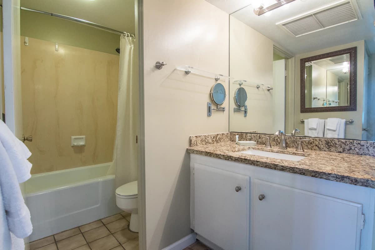 Condo in Kailua-Kona · ★4.47 · 1 bedroom · 2 beds · 1 private bath - Image 11