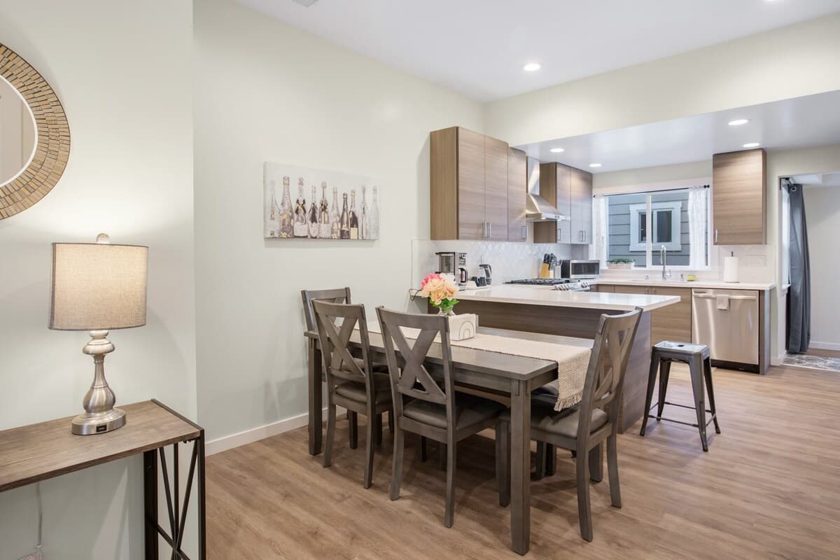 Home in Daly City · ★4.98 · 5 bedrooms · 7 beds · 5 baths - Image 9
