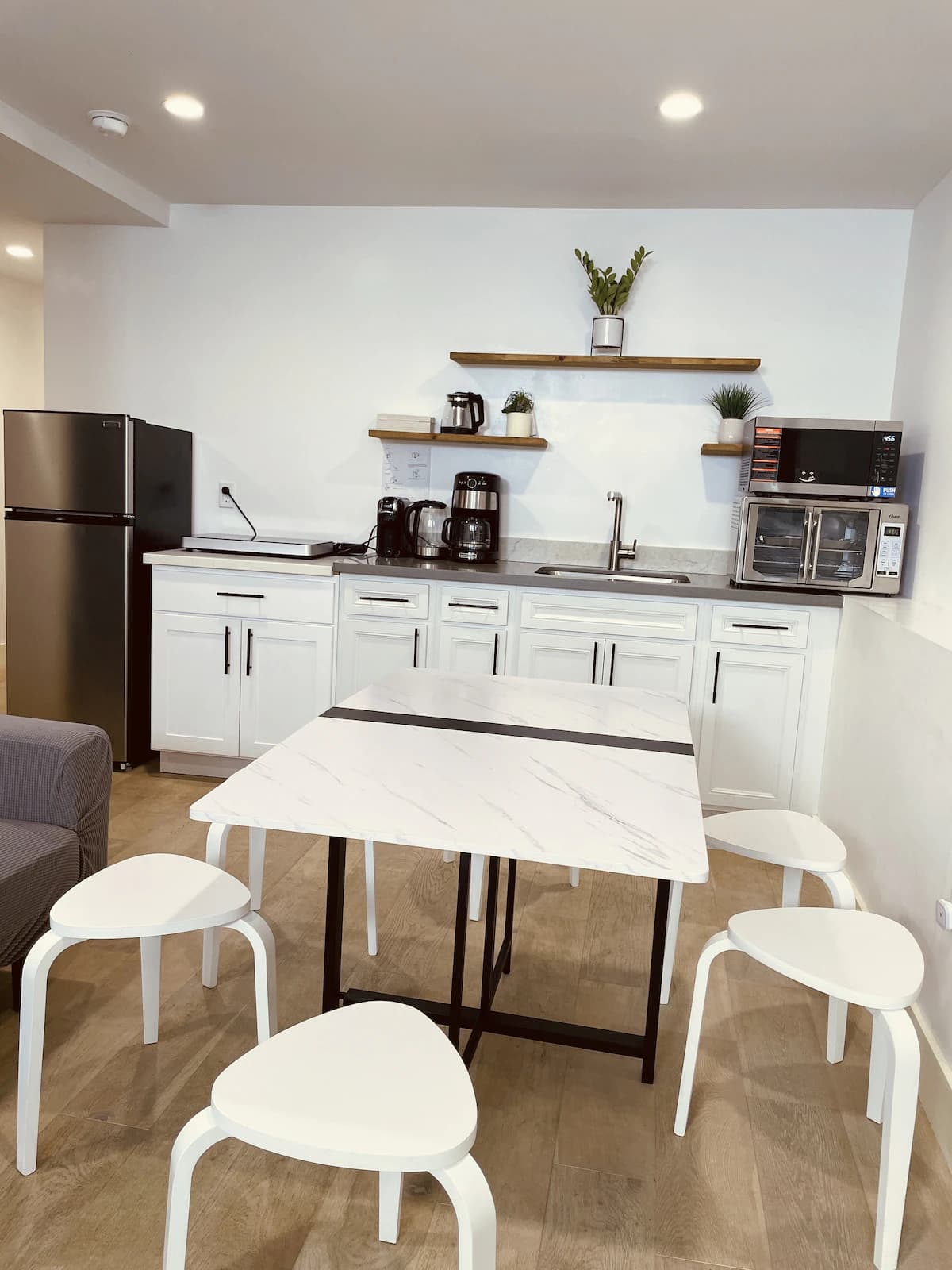 Cheerful 3Br2Ba • Sunny patio • Big Screen Movie - Photo 7