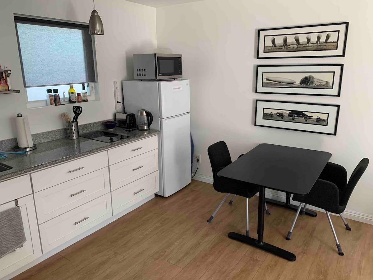 Guesthouse in Menlo Park · ★4.92 · Studio · 2 beds · 1 bath - Image 6