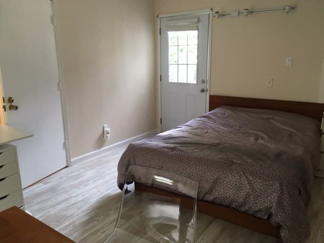Home in Palo Alto · ★4.76 · 1 bedroom · 2 beds · 1 bath - Image 4